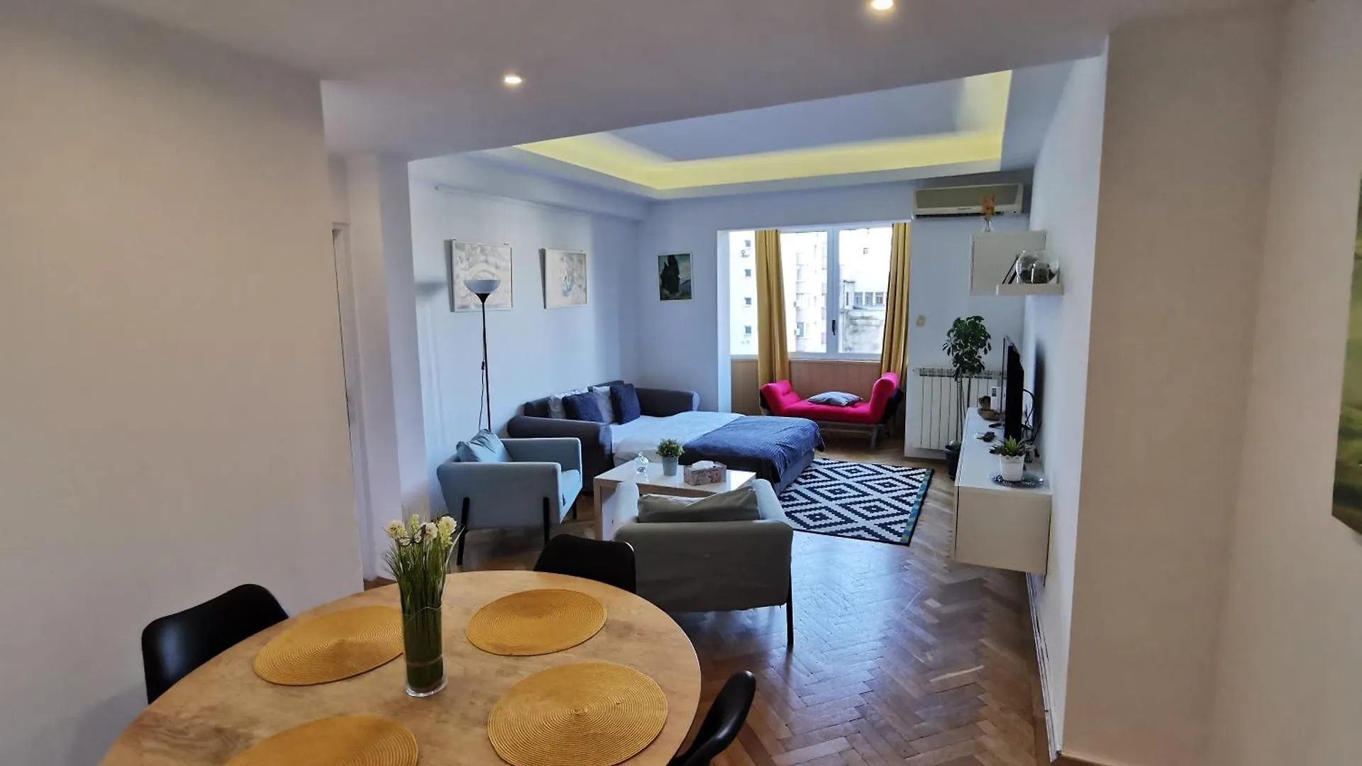 Black And White Apartments Bukarest