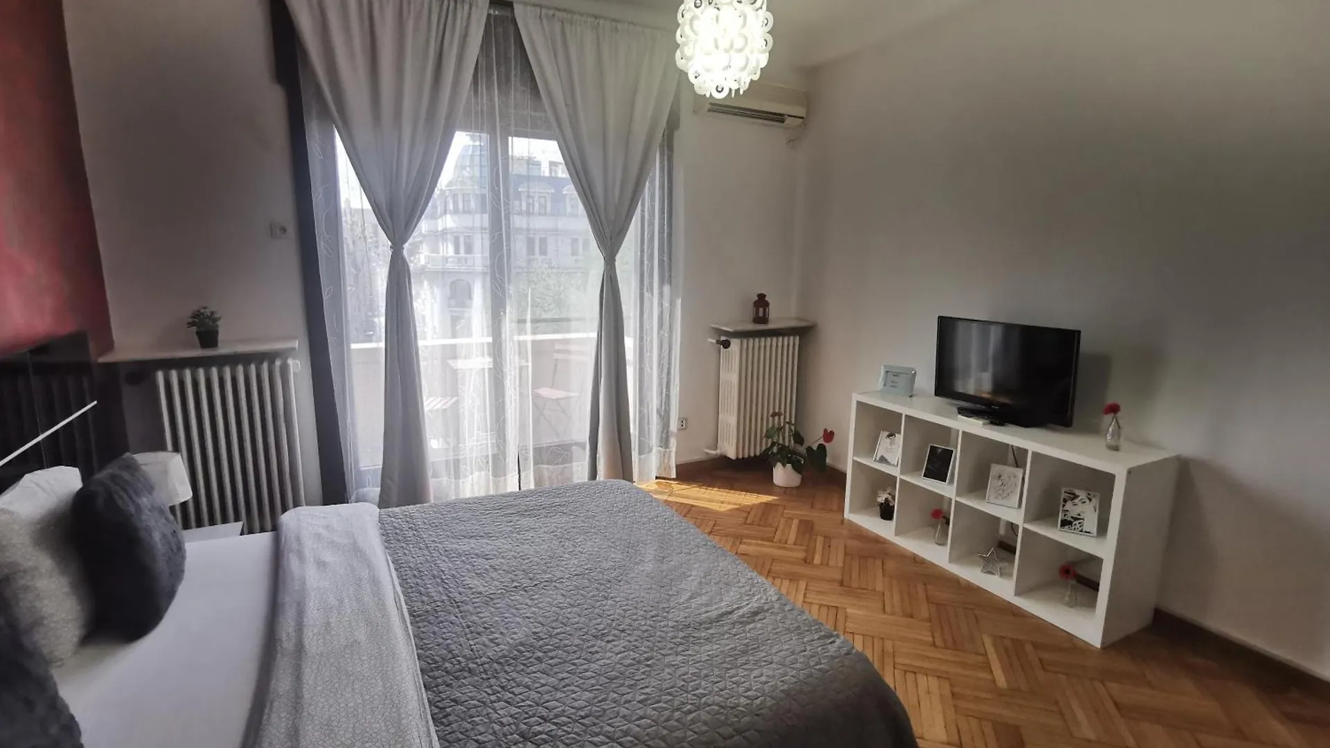 Black And White Apartments Bukarest