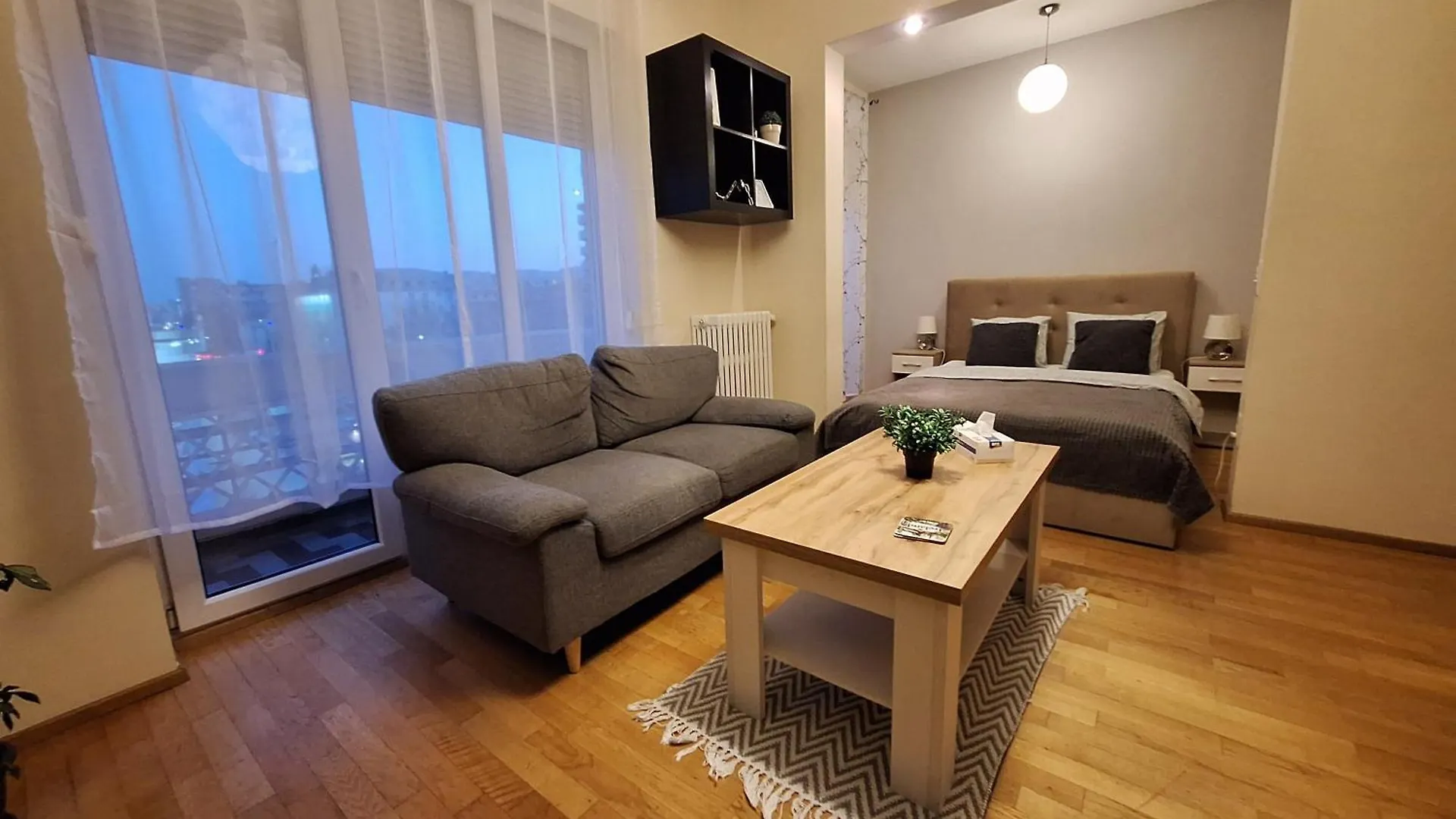 Black And White Apartments Bukarest
