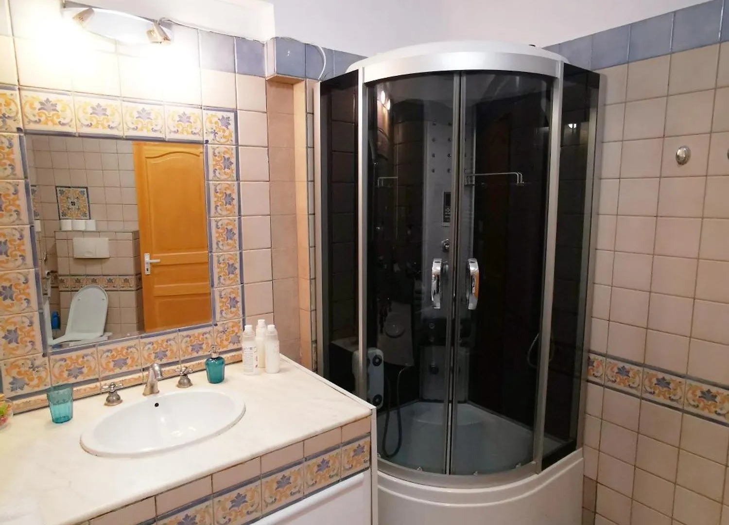 Black And White Apartments Bukarest