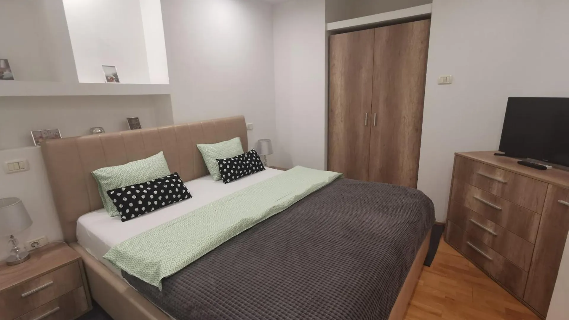 Black And White Apartments Bukarest