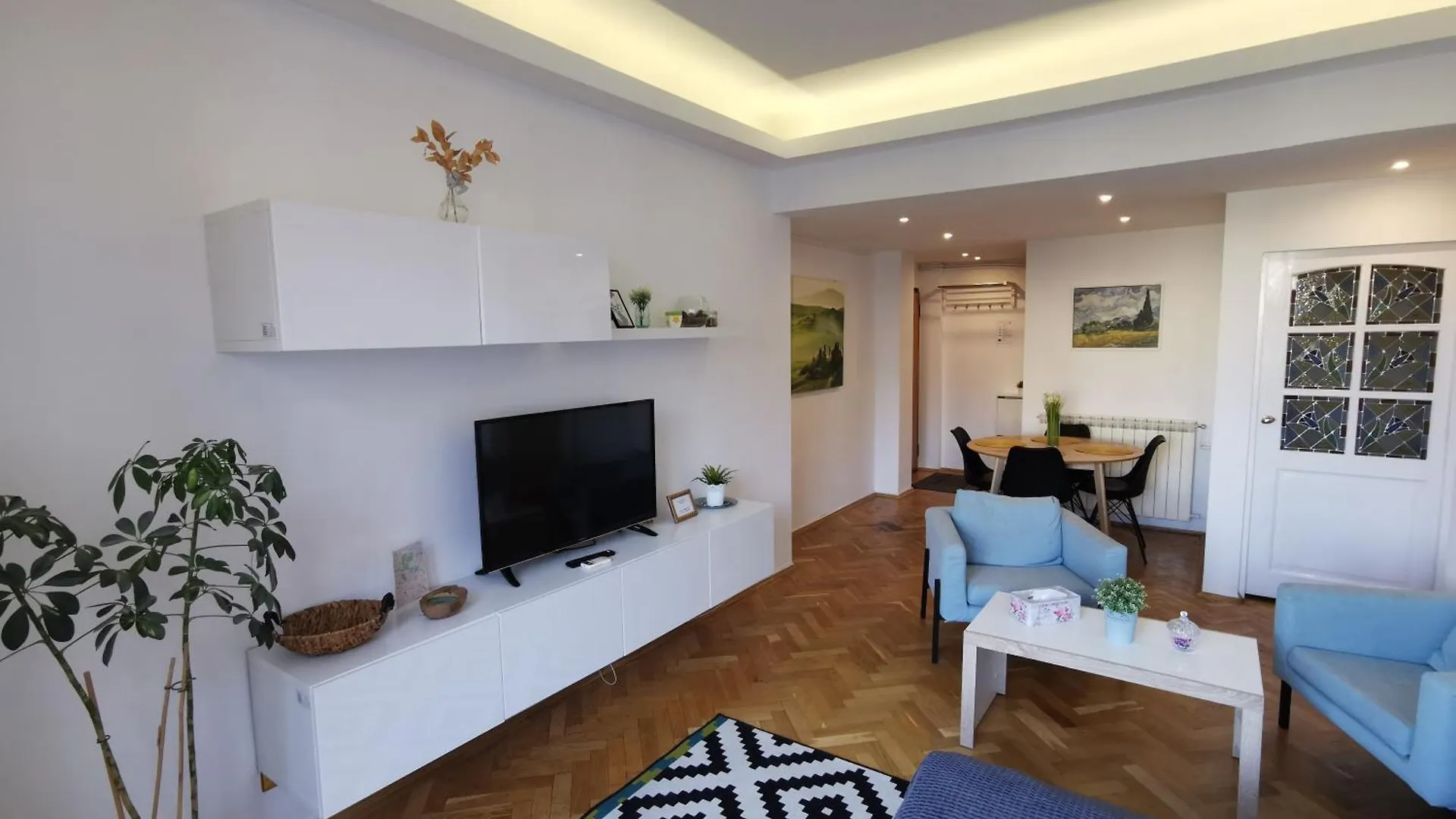 Black And White Apartments Bucarest