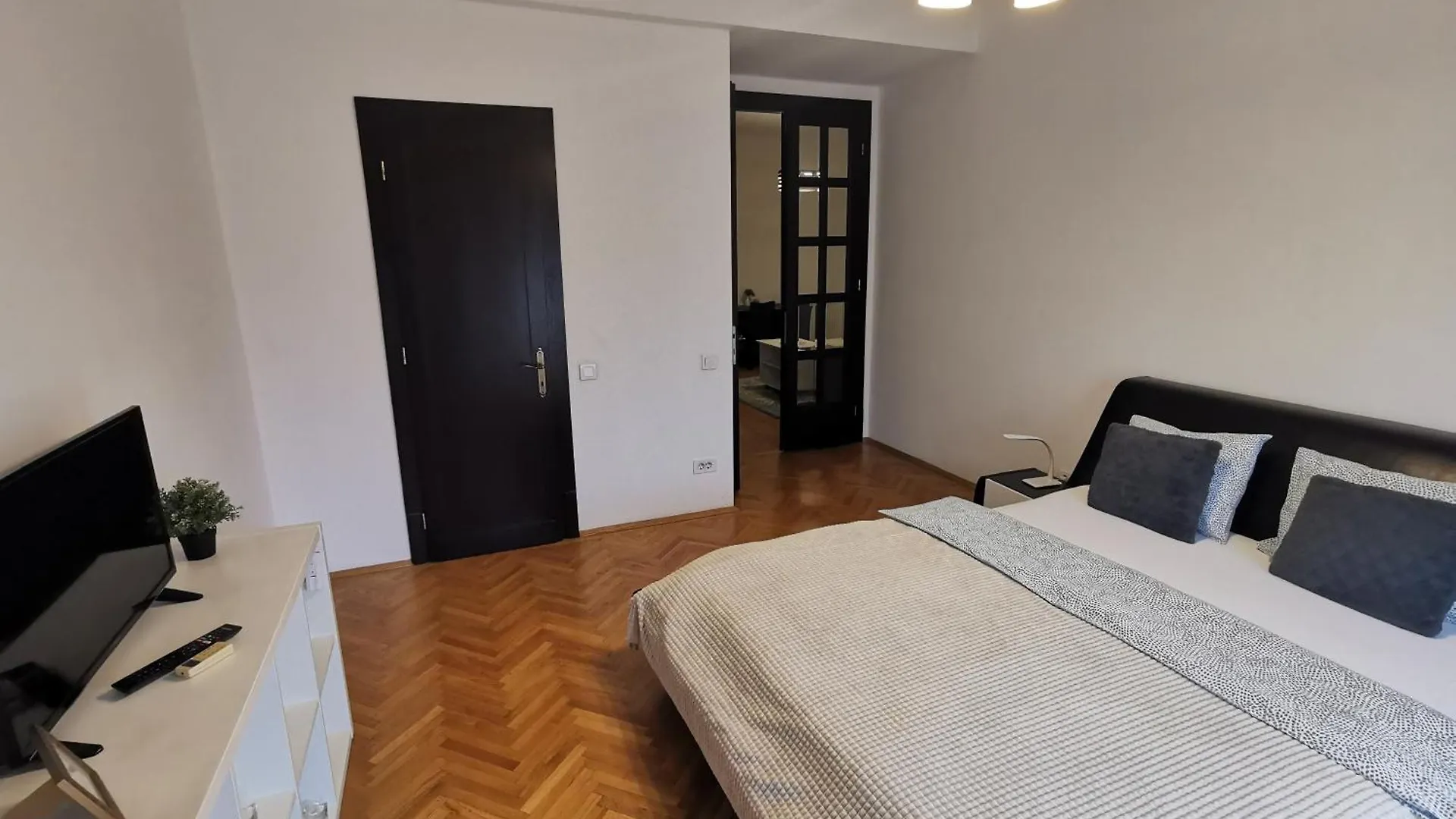 Black And White Apartments 부쿠레슈티