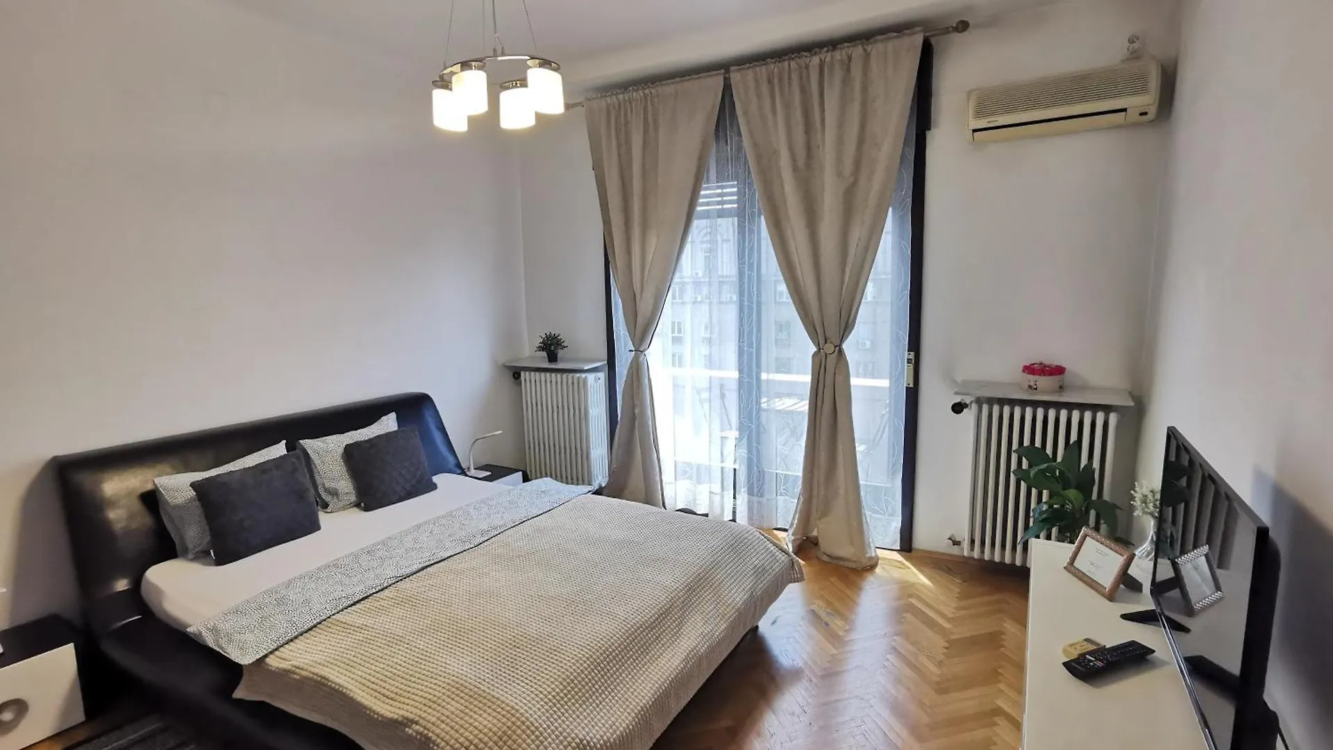 Black And White Apartments Bucarest